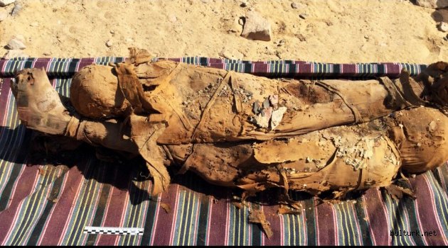 Eski Mısır Mezarında 2.000 Yıllık Eserler ve Mumyalar Bulundu